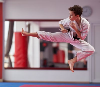 ragazzo durante salto di karate nella palestra Wellness di Teramo
