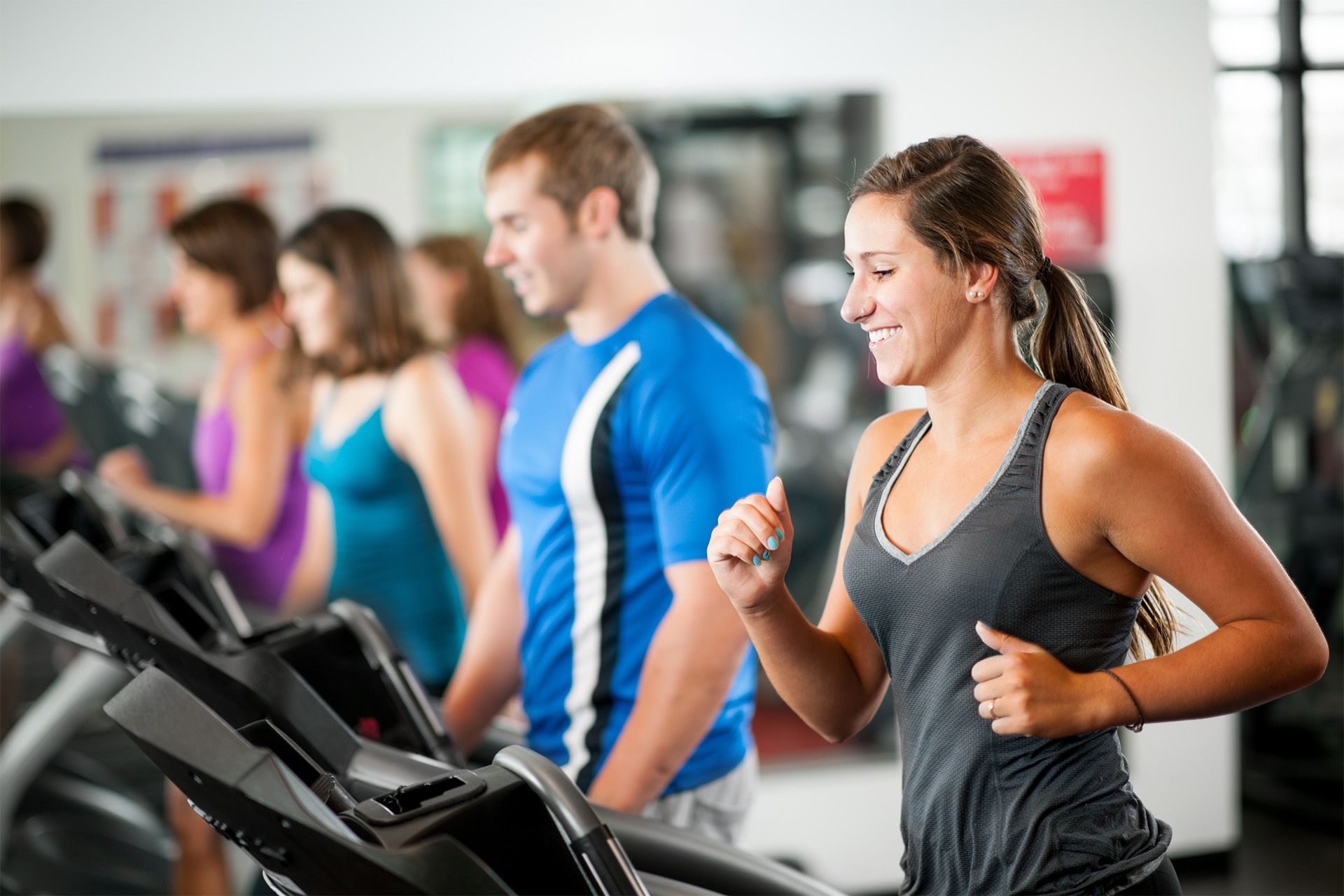 ragazza si allena sul tapis roulant nella palestra Wellness sport a Teramo