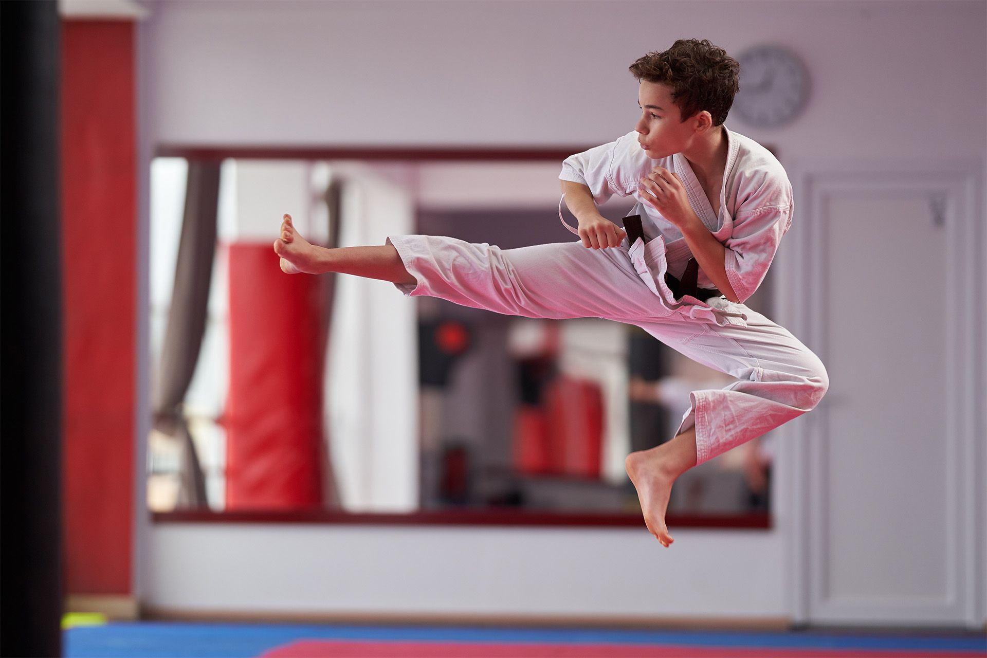 ragazzo che salta nella mossa di karate nella palestra Wellness sport a Teramo