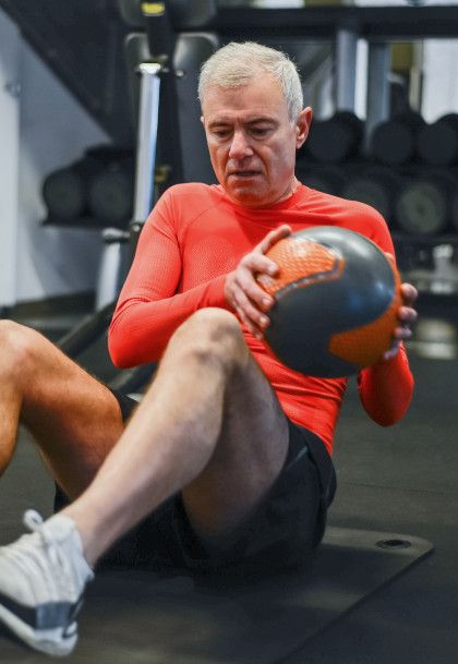 corso di ginastica per tutti anziano che si allena con palla palestra Wellness a Teramo