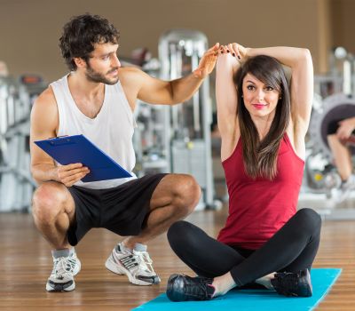 allenatore durante allenamento con ragazza nella palestra Wellness di Teramo