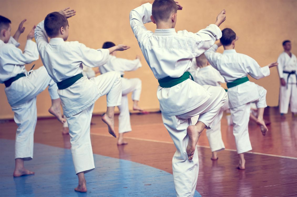 gruppo ragazzi durante allenamento karate palestra Wellness di Teramo