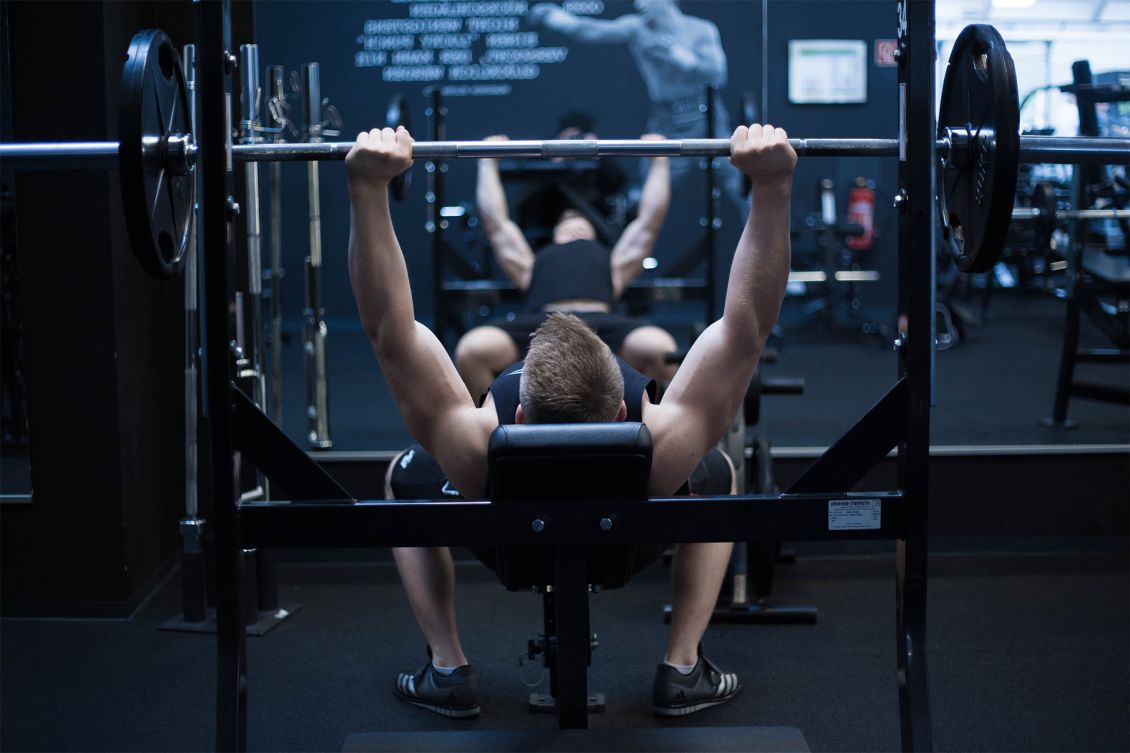 ragazzo durante alzata bilancieri pesanti bodybuilding nella palestra Wellness di Teramo